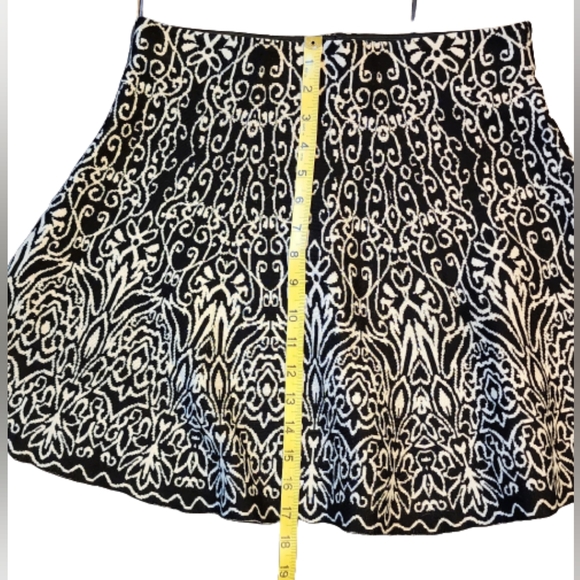 Black & White Print Swing Skirt Medium NWT - Picture 2 of 7